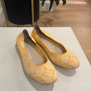 Rothy’s 8 The Square Yellow White Daisy Machine Washable Ballet Flat Runs Small
